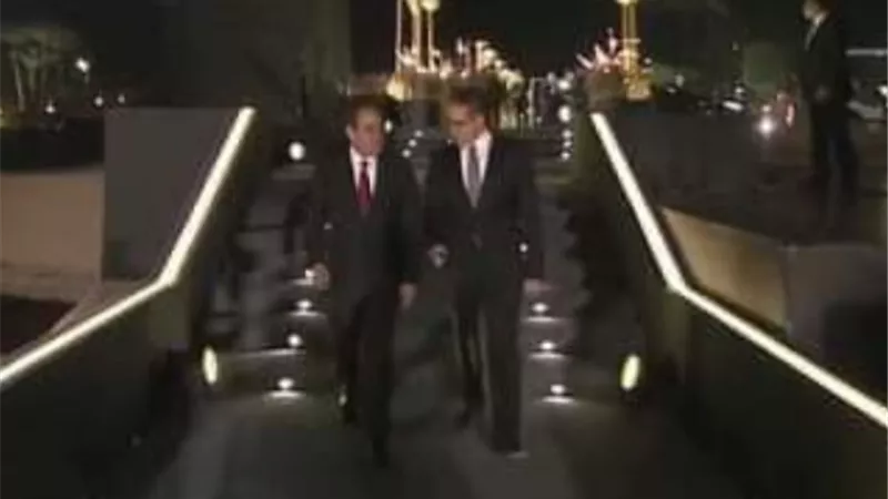 الرئيس السيسي يستمع إلى شرح وزير السياحة والآثار حول طريق الكباش