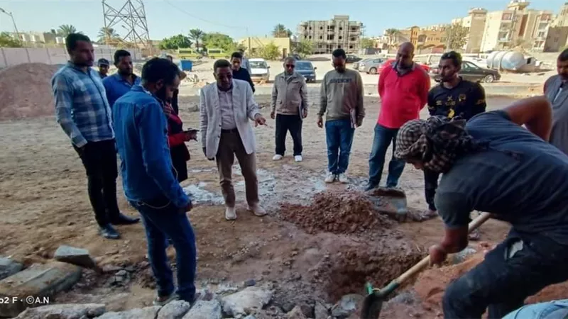 رئيس مدينة رأس غارب يتفقد اعمال التربة الزلطية وتركيب البردورات فى منطقة الإيمان