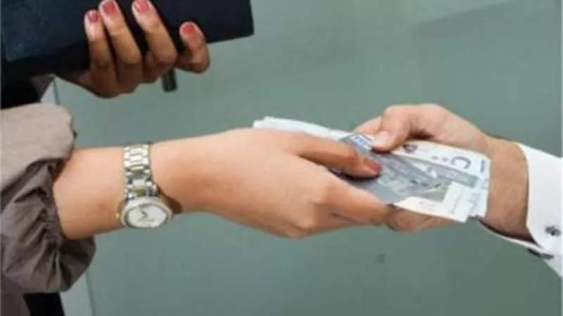 هل الزوج ملزم بالنفقة على زوجته حتى لو كانت تعمل؟