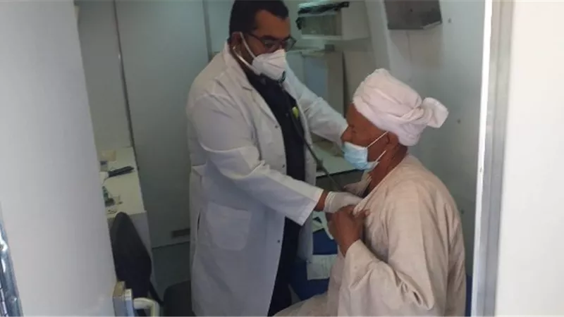 الكشف على ١٤٤٤ حالة خلال قافلة طبية بنجع العمدة بقوص.. بالصور