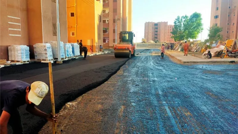 محافظ أسوان يتابع أعمال تطوير ورصف شوارع المدينة ..صور
