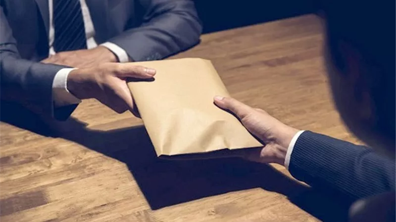 ضبط موظف حاول إنهاء إجراءات بناء مخالف مقابل رشوة في القاهرة