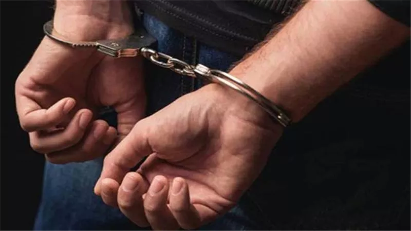 ضبط شخص يعرض طفل للبيع على 