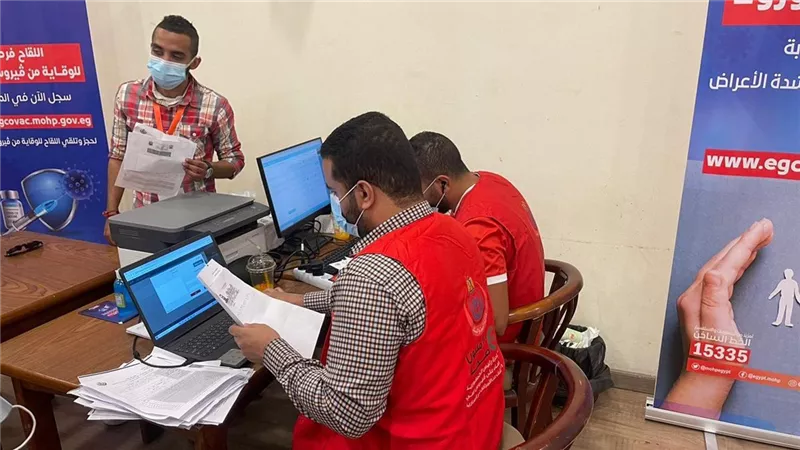 «الصحة» تواصل حملات التطعيم ضد كورونا للعاملين وأعضاء الجمعيات العمومية بالأندية الرياضية