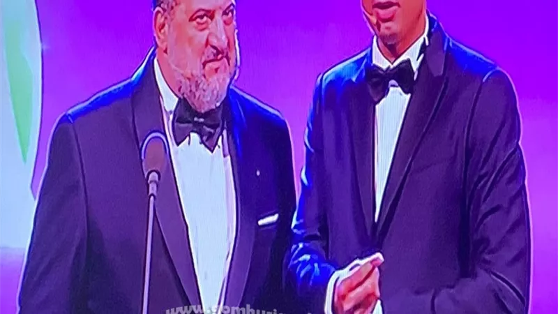 علي ربيع يداعب جمهور القاهرة السينمائي: 