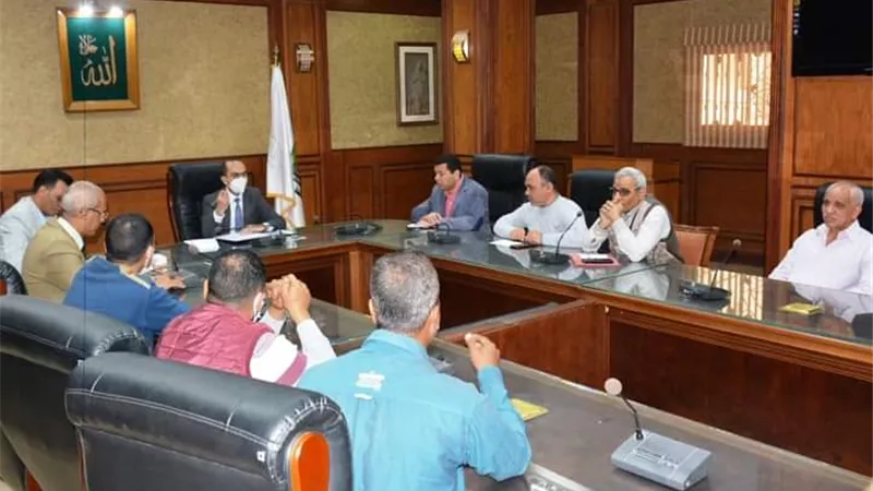 نائب محافظ سوهاج يعقد اجتماعاً مع لجنة استرداد أراضي أملاك الدولة