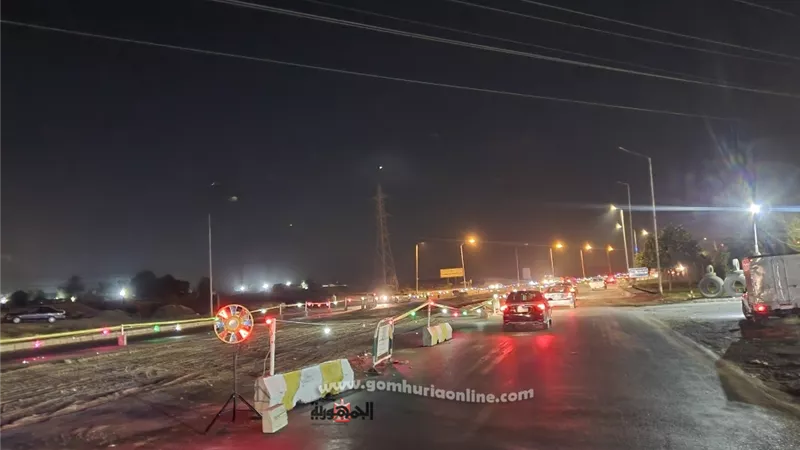 بالصور والفيديو.. جهاز العاشر من رمضان بالتعاون مع المرور يأمن طريق بلبيس_العاشر اثناء اعمال التوسعة ليلا