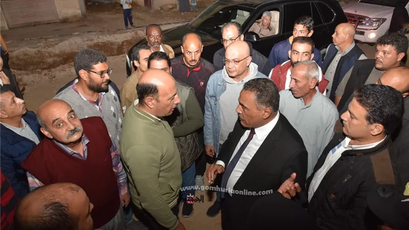 محافظ مطروح يتفقد الطريق الدولي الساحلي ويكلف بتكثيف اعمال النظافة وتسوية جانبي الطريق