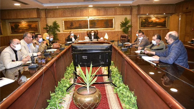 محافظ الغريبة يترأس اجتماعاً لمناقشة ملفي استئناف أعمال البناء والرصف