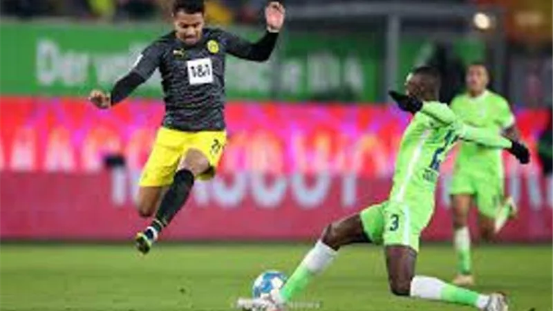 بوروسيا دورتموند يتصدر البوندسليجا بعد الفوز بثلاثيه امام فولفسبورج