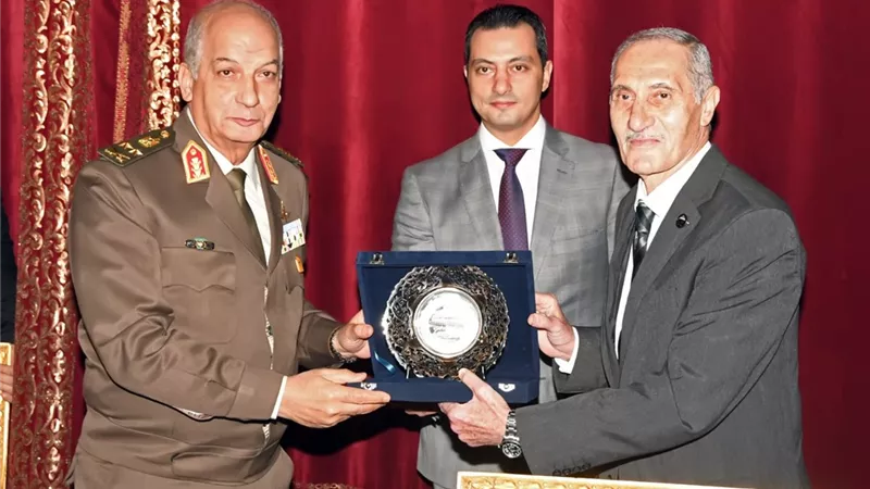 وزير الدفاع يلتقى وفد من أعضاء مجلسى النواب والشيوخ.. فيديو