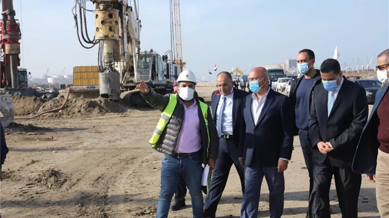وزير النقل يرفع العلم على أحدث ثلاث قاطرات بحرية جديدة