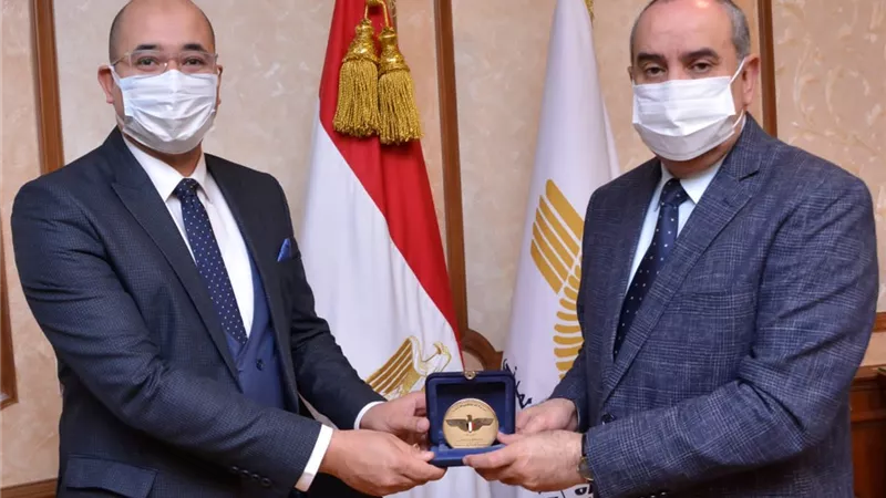 وزير الطيران يكرم احمد صبيح الفائز بالجائزة الدولية كأول مدرب أمن طيران لعام ٢٠٢١