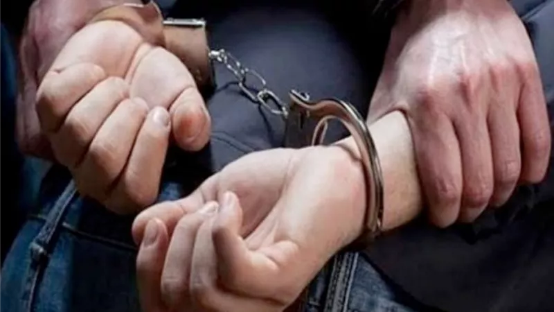 انتحلوا صفة رجال شرطة .. السائق استعان بـ 3 آخرين لسرقة أموال شركته