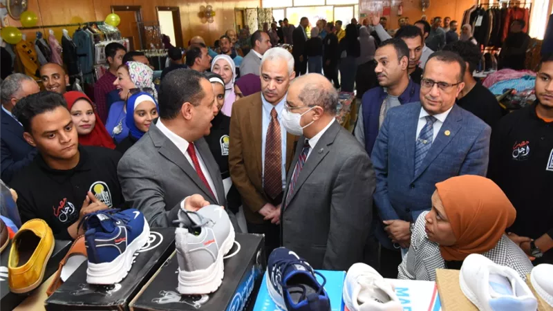 رئيس جامعة أسيوط يفتتح المعرض الخيرى الرابع للملابس الجاهزة بأسعار رمزية