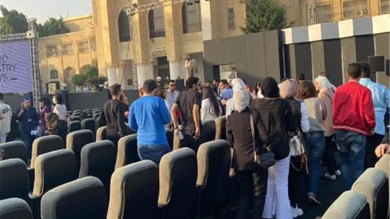 بالصور.. الجمهور يلتقط الصور التذكارية مع الفنان محمد يسري بندوة بيتر ميمي