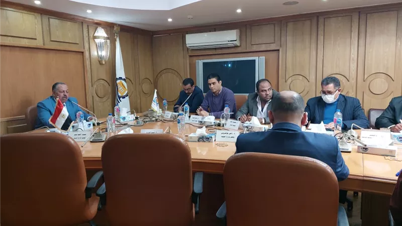السكرتير العام يترأس اجتماع تنظيم المركبات بمدن قنا