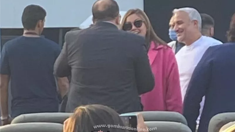 بشري تصافح مجدي صابر رئيس الأوبرا في ندوة بيتر ميمي بمهرجان القاهرة