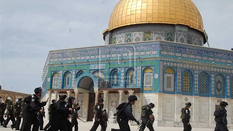 مُستوطنون إسرائيليون يقتحمون باحات الأقصى وسط حراسة من شرطة الاحتلال