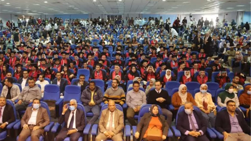 رئيس جامعة جنوب الوادى يشهد حفل تخرج الدفعة الثالثة بكلية طب الفم والاسنان