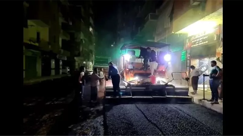 رصف وتطوير عددا من الشوارع بأحياء الطالبية والعمرانية.. فيديو