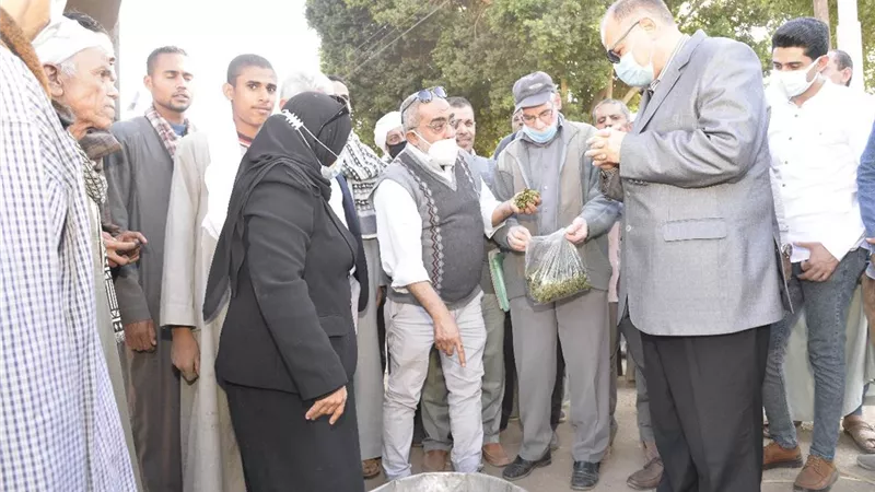 محافظ أسيوط يتفقد أعمال فرم المخلفات الزراعية وتحويلها الى سماد عضوى