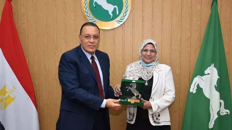 محافظ الشرقية يُكرم مديرة المديرية المالية بالشرقية لبلوغها سن المعاش