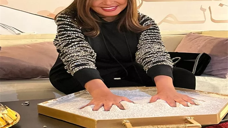 توثيق بصمة الفنانة انغام على wall of fame في بوليفارد الرياض