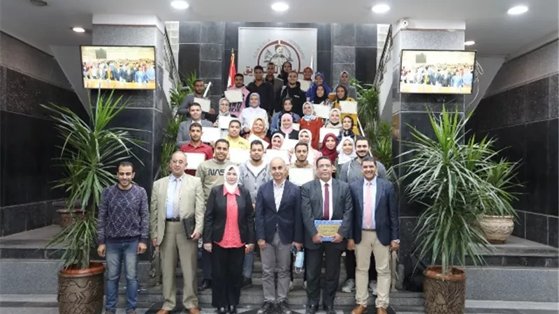 رئيس جامعة الزقازيق يسلم شهادات ختام الدورة التدريبية الثانية لريادة الأعمال