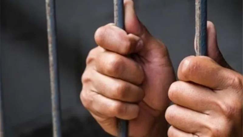 الحبس 6 أشهر مع الإيقاف لأب عذب نجله بسلك كهرباء بالشرقية