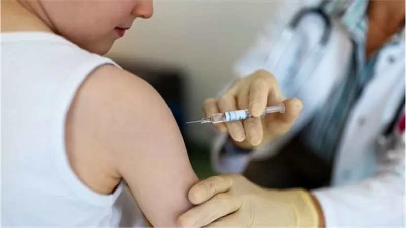 أستاذ مناعة يحدد الأمراض التي تؤجل حصول الأطفال على لقاح كورونا