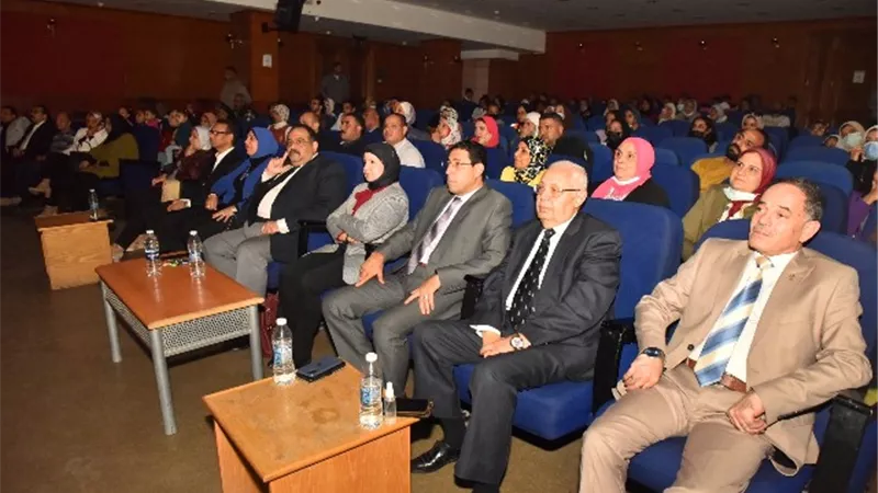 سكرتير مساعد أسيوط تشهد العرض المسرحى 