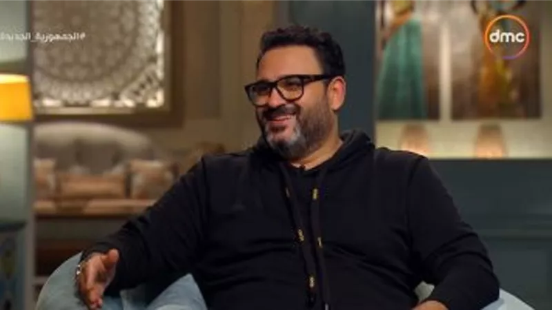 اكرم حسنى واقع في غرام فكرة المسلسل.. فيديو