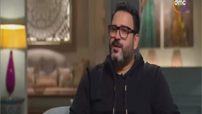 اكرم حسنى يتسبب فى نوبة ضحك لـ صاحبة السعادة .. فيديو