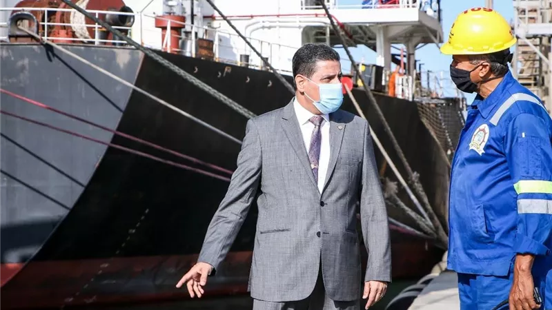 ٢٨ سفينة و ٤٤١٧ شاحنة على أرصفة ميناء دمياط