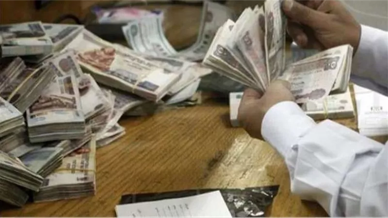 بحوزته عملات محلية وأجنبية .. تاجر الأخضر سقط فى كفر الشيخ
