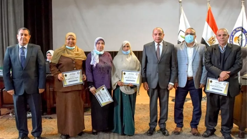 مجلس جامعة بنى سويف يكرم أعضاء الجهاز الإدارى المحالين للمعاش.. بالصور