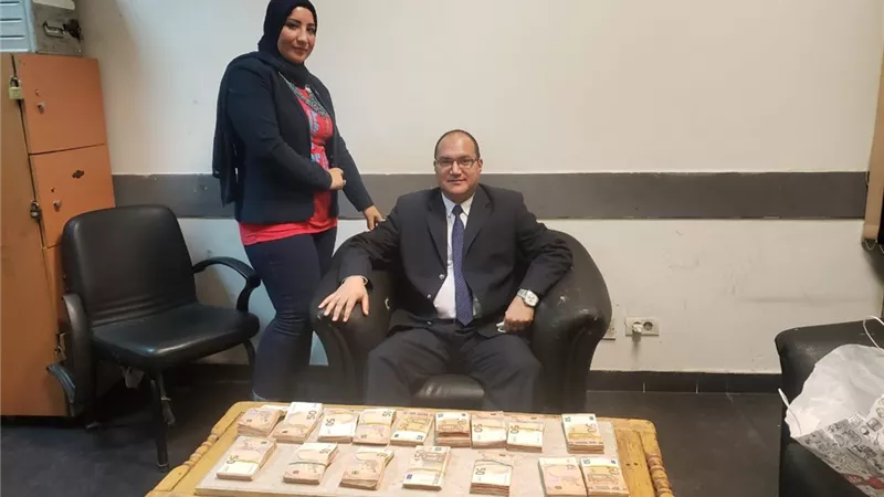 جمارك المطار تضبط راكب حاول تهريب ١٧٠ ألف دولار داخل أحذية