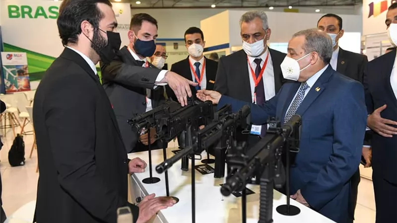 وزير الانتاج الحربي يزور أجنحة الشركات المشاركة في معرض 