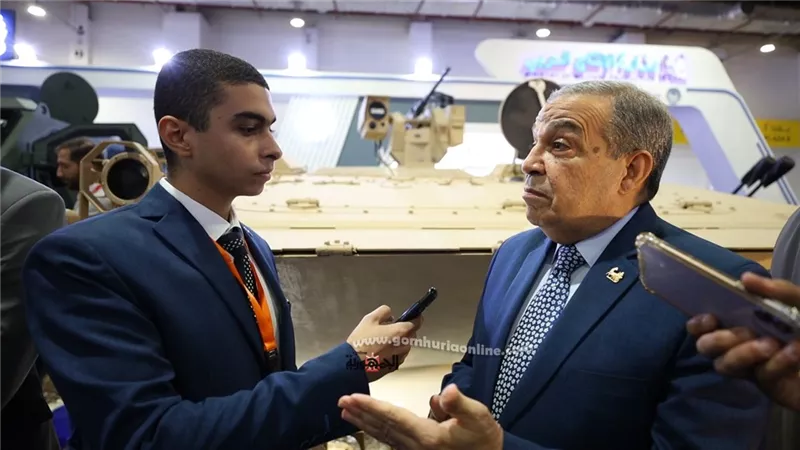 وزير الدولة للإنتاج الحربي يدعو الشباب من خلال حواره مع أحد طلاب 