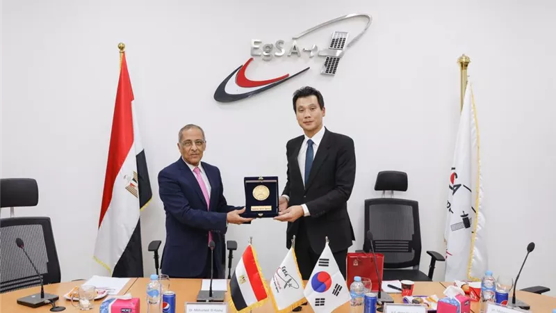 السفير الكوري يزور وكالة الفضاء المصرية