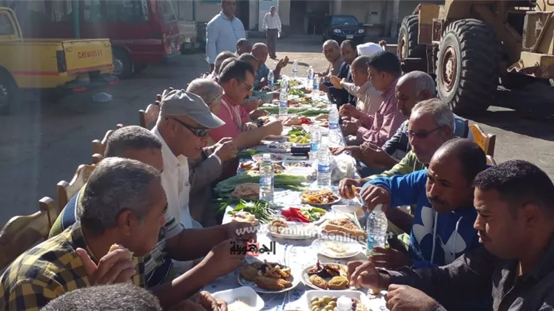 رئيس مدينة سفاجا على مائدة إفطار جماعى مع موظفي الحملة الميكانيكية وعمال النظافة