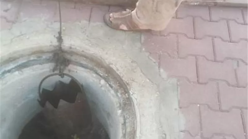 استخراج فرد كاوتش أثناء تطهير شبكات الصرف الصحي ببورسعيد..صور