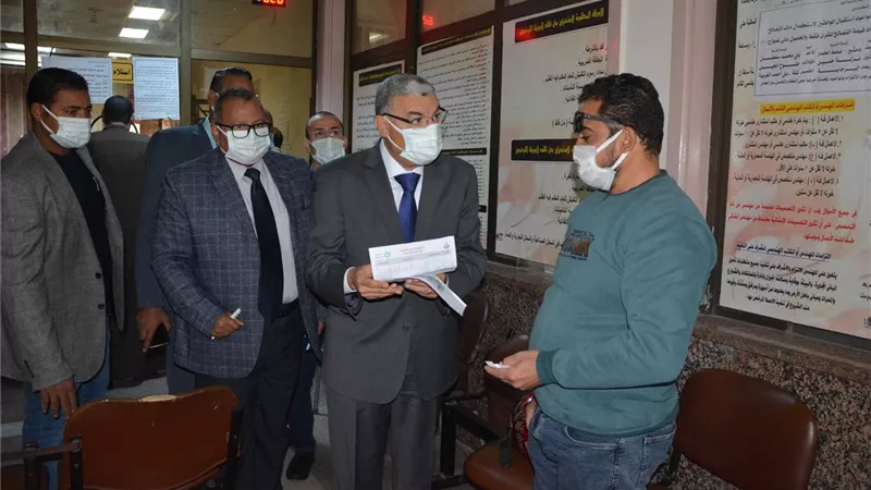 محافظ المنيا يتابع ميدانيا تطبيق قرارات مجلس الوزراء بعدم دخول المواطنين غير الملقحين للمصالح الحكومية