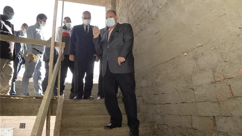 محافظ أسيوط ورئيس جهاز تعمير الوادى الجديد يتفقدان أعمال انشاء مجمع الخدمات الحكومية