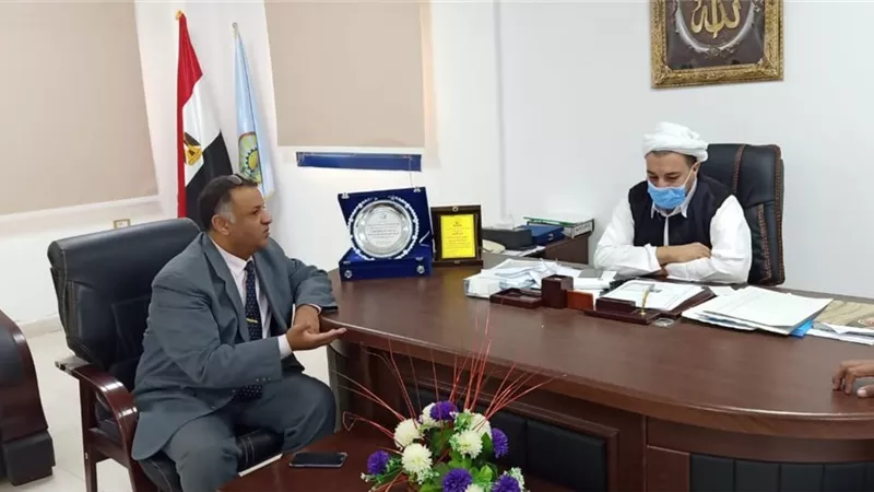 مدير عام محو الأمية بمطروح يلتقي مجلس العمد والمشايخ لفتح فصول جديدة
