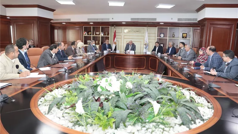محافظ بني سويف ببحث مع رئيس التنمية الصناعية وشركة المياه خطة النهوض بالمناطق الصناعية