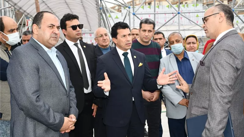 وزير الرياضة يتفقد الأعمال الإنشائية بفرع نادي النادي بشيراتون قبل افتتاحه