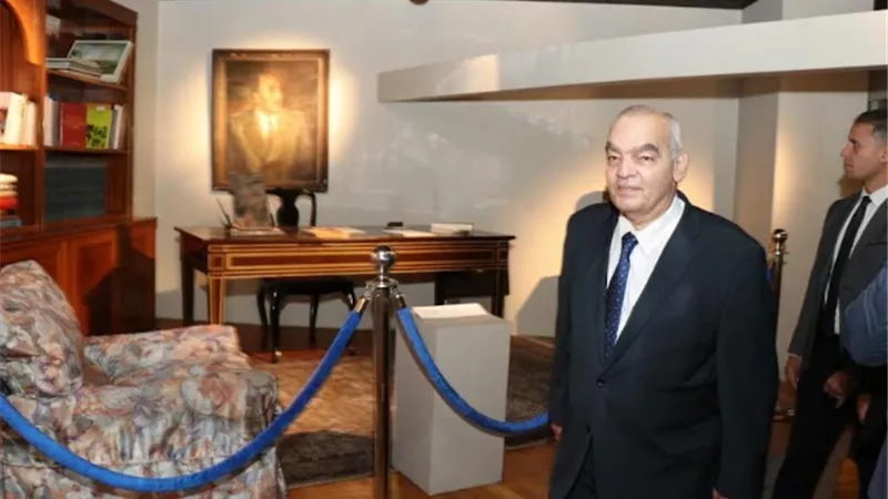 رئيس قضايا الدولة يزور مكتبة الأسكندرية ويهديها مجموعة قانونية