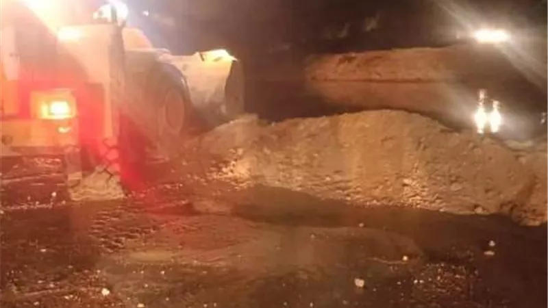 رئيس مركز ومدينة الضبعة يتابع اصلاحات بخط الناقل للمياة بعد تكرار كسره